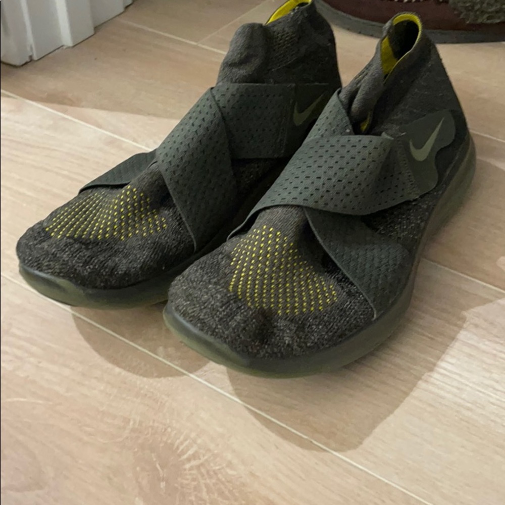 *Gently Used* Dark Green Men’s Sneakers